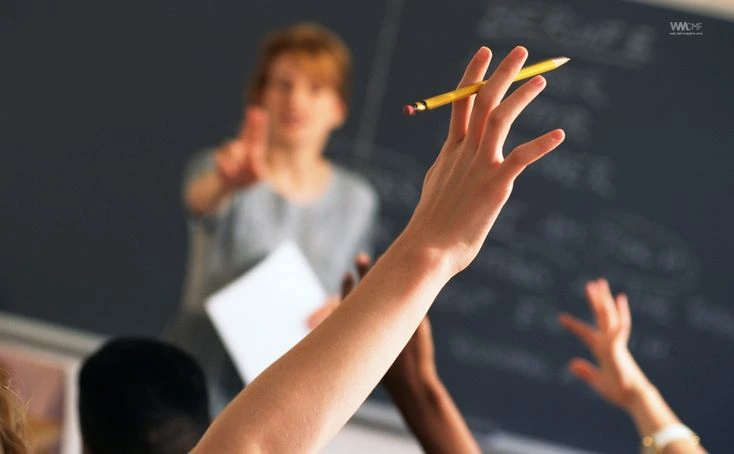 Profesor eligiendo alumno para responder